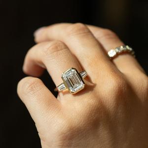 Bague à trois pierres sertie en bélière, moissanite taille émeraude 4 carats, baguettes effilées, pierres latérales, bagues de fiançailles et de mariage, argent 925 - Product Image 4