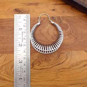 Boucles d'oreilles créoles géométriques de style tribal bohème en métal doré et argenté découpé cadeau de mode - Product Image 3