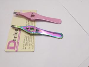 Pince à sourcils rouge de marque privée avec pointe inclinée, épilateur à sourcils de qualité professionnelle emballé dans un sac - Product Image 3