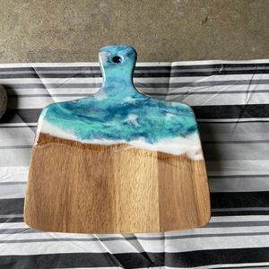 Tabla de cortar de resina hecha a mano que muestra el patrón de ondas de resina a través de madera dura hecha a mano para cocina profesional y uso doméstico - Product Image 1