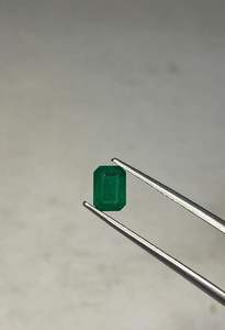 Esmeralda africana natural verde oscuro con corte octogonal. - Product Image 4