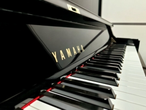 Piano droit Yamaha UX5, 88 touches lestées, clavier en bois massif, style classique, piano acoustique noir à poser au sol - Product Image 3