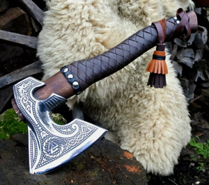 Hacha de grado industrial hecha a mano de acero forjado de alto carbono con mango de madera de 22 pulgadas y funda de cuero, tipo tomahawk internacional. - Product Image 2