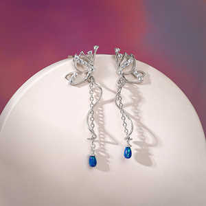 มั่นใจคุณต่างหูเงินแบบห้อยเหมาะสำหรับออร่าที่สง่างามและมั่นใจ - Product Image 1