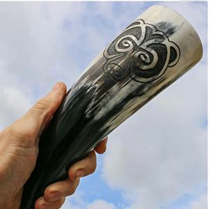 Ensemble de corne polie de Style Viking Écologique Véritable Animal Sculpture Alimentaire Safe Shot Horn Holder Artisanat Naturel Artisanat - Product Image 3