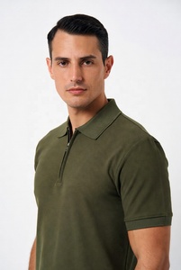Polo zippé à manches courtes pour homme, sur mesure OEM ODM, en piqué premium, avec fermeture éclair sur le devant et col et poignets côtelés. - Product Image 2
