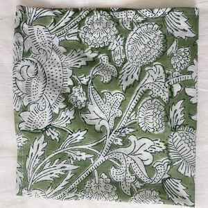 Bandana en coton biologique imprimé à la main, vert sauge, couvre-chef artisanal éthique - Product Image 3