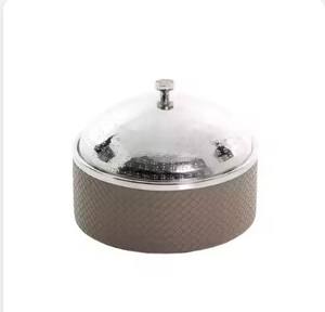 หม้อปรุงอาหารโลหะพร้อมฝาตอกทำจากหนังที่สะดุดตา - Product Image 2