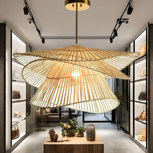 Suspension élégante en bambou pour les espaces de boutique et les espaces de vie organisés mélangeant forme et fonction pour l'éclairage aérien - Product Image 1