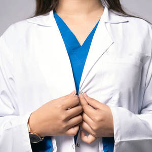 เสื้อกาวน์สำหรับห้องปฏิบัติการที่ผลิตจากวัสดุที่ดูแลรักษาง่าย คุณภาพเชื่อถือได้ พร้อมการตัดเย็บที่สวมใส่สบายและทนทาน - Product Image 6