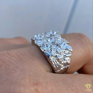 Bague pour homme en argent audacieux avec plusieurs pierres claires et design en métal texturé, bijoux de luxe pour la mode et l'élégance - Product Image 5