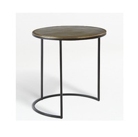 Table d'appoint contemporaine élégante avec plateau en verre trempé et cadre métallique minimaliste, rehaussant les espaces de vie modernes et ouverts
