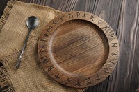 Assiette en bois poli écologique, motifs runiques, décoration rustique nordique, vaisselle viking, designs médiévaux nordiques, artisanat