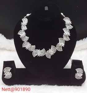 Elegante conjunto de Joyería de diamantes americanos para Mujer | Collar y pendientes radiantes para complementar su declaración de moda, regalo ideal - Product Image 4
