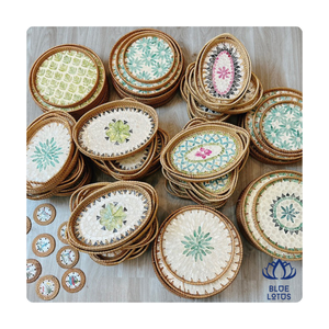 Diseño superior 2024 Decoración Bandeja de ratán Mosaico Tejido a mano Redondo Madre de perla Bandeja de ratán con incrustaciones de Loto Azul Vietnam - Product Image 1