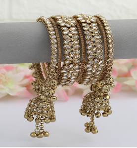 Elegantes brazaletes de latón en tono dorado con bordes de perlas intrincados. Disponible a precios de mayoreo. - Product Image 6