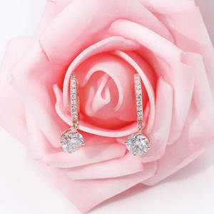 ต่างหูมอยส์ซาไนต์ทรงเหลี่ยมเจียระไนแบบบริลเลียนท์ ตัวเรือนเงินแท้ชุบทอง 18k ดีไซน์คลาสสิก เรียบหรู สไตล์มินิมอล ประดับเพชร 4 ก้าน จากเทียนหยู เจ็มส์ - Product Image 2