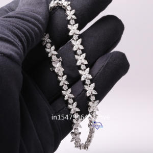 Acentúa tu elegancia con nuestra pulsera de plata de ley 925 para mujer con diamantes redondos de moissanita de corte Marquesa - Product Image 4