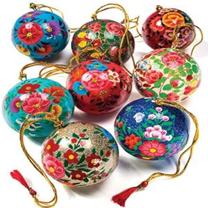Boules de Noël en papier mâché fantaisistes avec de minuscules portraits de bonhommes de neige et des accents chatoyants pour des ornements d'arbre de vacances ludiques - Product Image 1