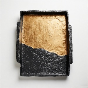 Plateau long en aluminium AuroraEdge de forme rectangulaire en fonte avec poignées artisanales solides conçues pour la présentation luxueuse et la décoration - Product Image 3