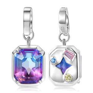 Pendentif ou breloque en zircon diamanté argenté, forme diamant taille émeraude - Product Image 1