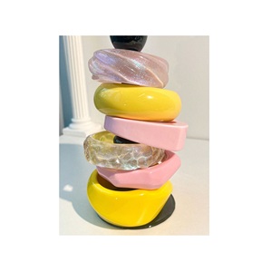 Bracelets en résine imperméables élégants pour femmes avec finition brillante, couleurs personnalisables, design pour tenues décontractées, ethniques, occidentales - Product Image 3