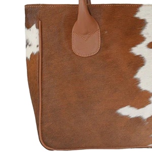 Bolso Tote de Cuero Vacuno Resistente al Agua para Exteriores con Cierre de Cremallera y Accesorios de Ropa en Color Contrastante - Product Image 5
