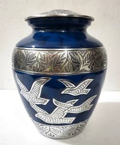 Urnes de crémation en laiton de frontière de conception en relief de couleur bleue pour les cendres adultes humaines urne commémorative de crémation pour les cendres humaines - Product Image 3