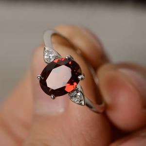 แหวนหมั้นเงินแท้ 925 สไตล์วินเทจ ประดับพลอยโกเมนสีแดง ตัวเรือนแบบหนามเตย ได้รับการรับรองจากผู้ที่สาม เหมาะสำหรับเป็นของขวัญงานแต่งงาน - Product Image 1