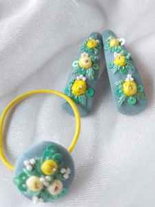 Pinces à cheveux élastiques sur mesure avec broderie complexe, idéales pour les magasins d'accessoires pour cheveux à revendre en bleu motif floral - Product Image 2