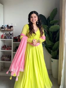 Ensemble prêt-à-porter de créateur pour soirée, composé d'un haut en faux georgette brodé de sequins, d'un pantalon en micro-coton et d'un dupatta en faux georgette. - Product Image 1