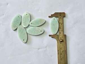 Piedras naturales de amazonita hechas a medida con agujeros adecuados para usar como colgantes ideales para hacer joyas de piedras preciosas - Product Image 5