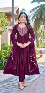 Nouveau haut et pantalon de travail à broderie lourde en soie romaine Viscos avec travail de séquence Chinon Dupatta - Product Image 2