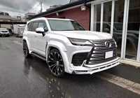 Kit carrosserie large en fibre de verre style Yicku WD pour Lexus LX600 : Lame avant, jupes latérales, diffuseur arrière, aileron et extension d'ailes