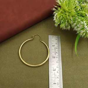 Boucles d'oreilles créoles classiques dorées et argentées, grandes créoles texturées, boucles d'oreilles tendance pour femmes - Product Image 2