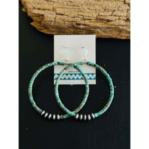 Boucles d'oreilles pendantes géométriques en argent sterling et turquoise Kingman, faites à la main par des artisans Navajo, avec perles et motifs géométriques en turquoise Kingman - Product Image 1