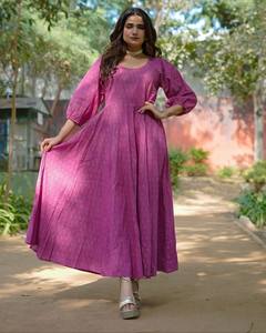 Robe longue en coton pur Aasha, imprimé à la main avec des motifs dorés, robe évasée ethnique au meilleur prix - Product Image 2