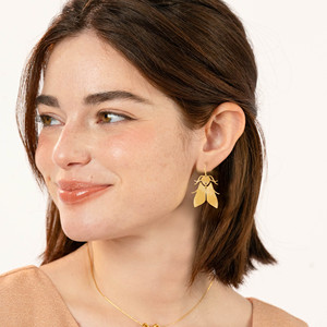 CUCOCUCA YXQ E351(2) Orecchini pendenti/a lobo alla moda in acciaio inossidabile spazzolato dorato a forma di farfalla per la primavera/estate, perfetti per l'uso quotidiano - Product Image 2