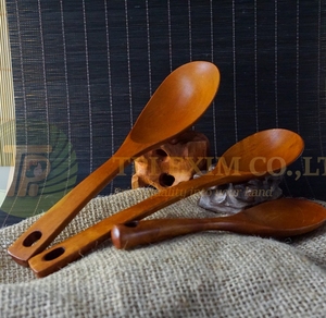 Accesorios de cocina herramientas de cocina al por mayor de madera natural logotipo personalizado cuchara de madera para servir al por mayor - Product Image 1