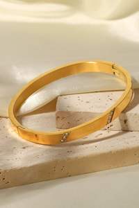 Elegante Brazalete de Metal que Realza el Estilo de la Ropa con un Brillo Sutil y un Atractivo Moderno - Product Image 4