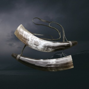 Auténtico Cuerno Vikingo Pulido de Material Orgánico Ecológico con Diseño Animal, Estilo Náutico Medieval - Product Image 2