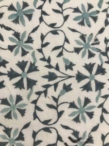 ผ้าฝ้ายพิมพ์ลายด้วยมือ ลายเถาวัลย์ดอกไม้ทั่วผืน สีเขียวอมฟ้าและเขียวเข้ม บนพื้นผ้าสีธรรมชาติ - Product Image 2