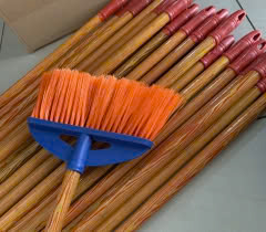 Escobas de plástico artesanales naturales baratas a granel técnica cruda procedente de Vietnam - Product Image 2
