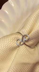 Anneaux de serviette décoratifs de table à manger de luxe modernes, accessoires uniques en métal doré, durables et écologiques pour les occasions de mariage et de fête - Product Image 4