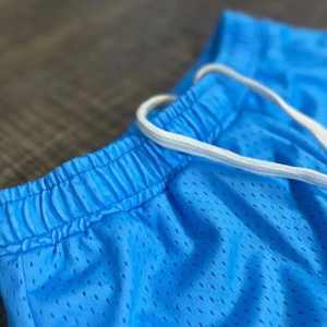 Pantalones cortos de tablero con logotipo personalizado, pantalones cortos de baloncesto con logotipo bordado por sublimación por encima de la rodilla, pantalones cortos de malla transpirable para hombre de 5 pulgadas - Product Image 2