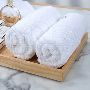 Serviettes de bain d'hôtel blanches de luxe 100% coton Serviettes absorbantes douces en gros pour l'hospitalité - Product Image 1