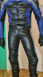 Combinaison de moto de course en cuir de haute qualité avec logo personnalisé, vêtements de sport coupe-vent avec options de couleur personnalisées - Product Image 2