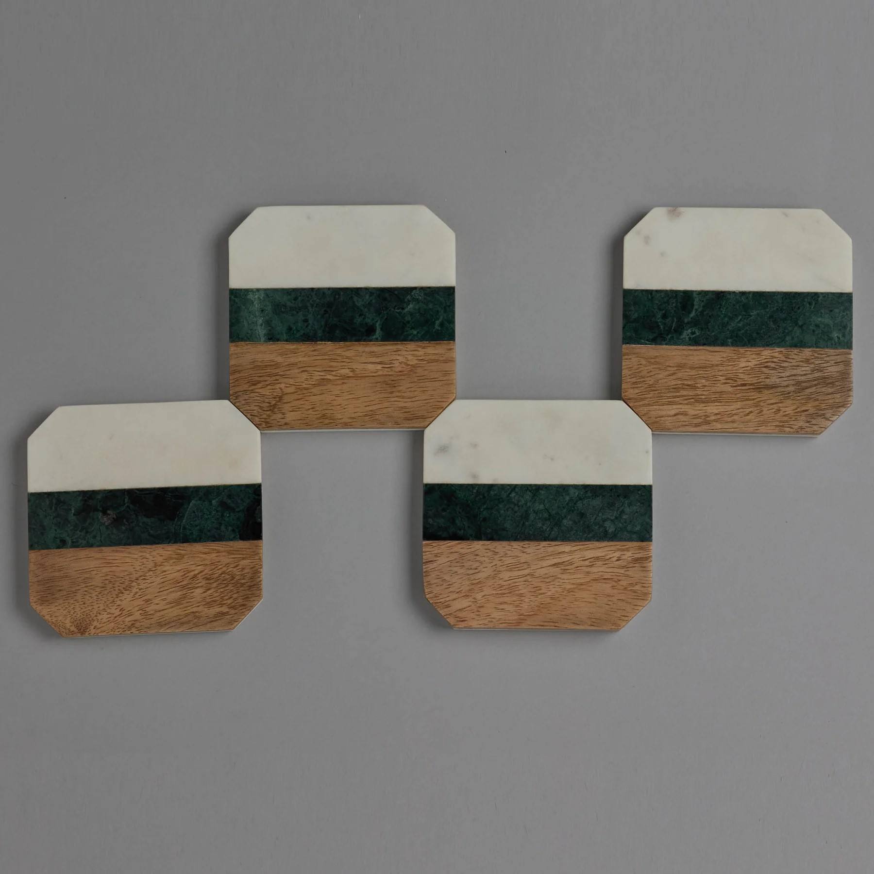 สีขาว สีเขียว และสีน้ำตาล