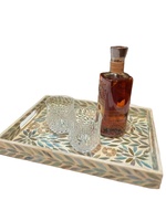 Plateau de service de luxe en rotin tressé avec incrustation de nacre, motif végétal, base en bois décorative, panier tissé