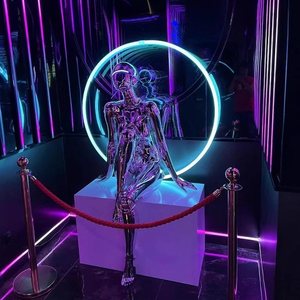 Escultura de Maniquí Femenino Android Cromado Cyberpunk Iluminado con LED de Neón Personalizado para Eventos de Discoteca - Product Image 4